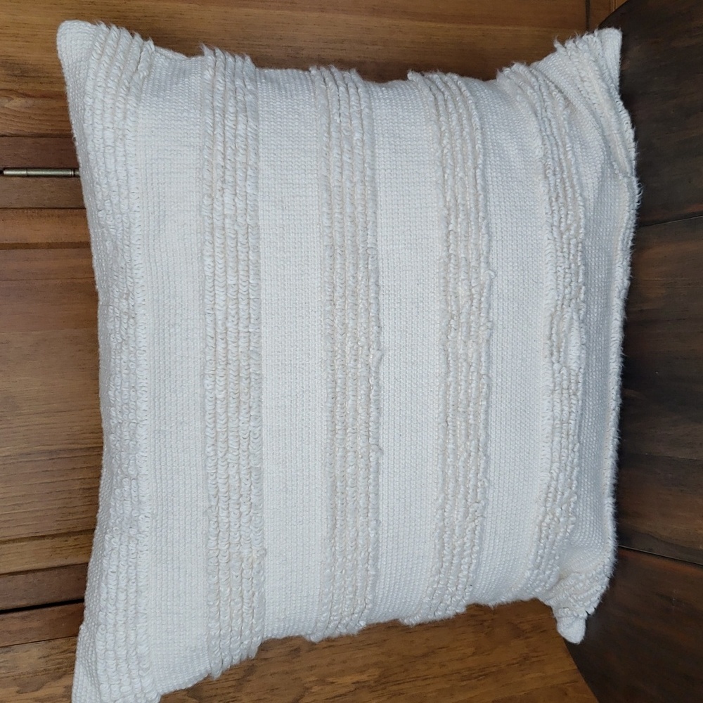 Pottery Barn NWOT Damia Handwoven Textured Accent Pillow - Picture 2 of 10
